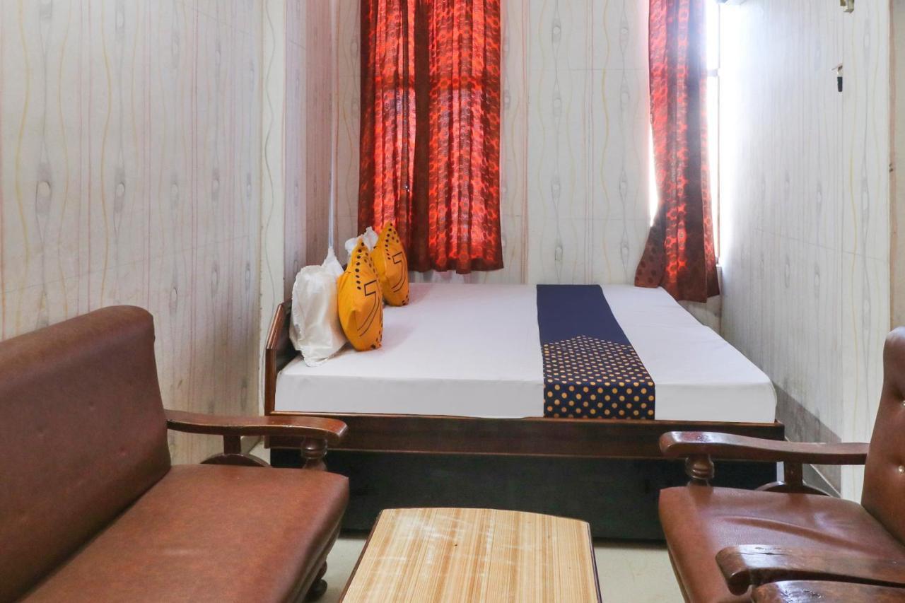 สปอต ออน 67728 อาศิษ เกสต์เฮาส์ Jaunpur ภายนอก รูปภาพ